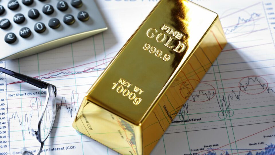 Investors turn to gold as rate cuts loom